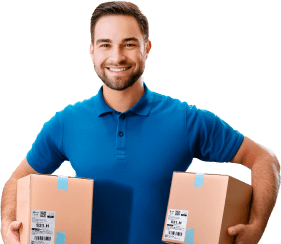Homem sorridente vestindo uma camisa polo azul, segurando duas caixas de papelão com etiquetas visíveis