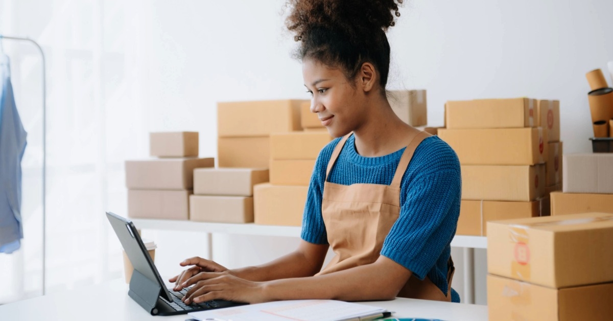 empreendedora estudando no computador sobre o que é razão social mei