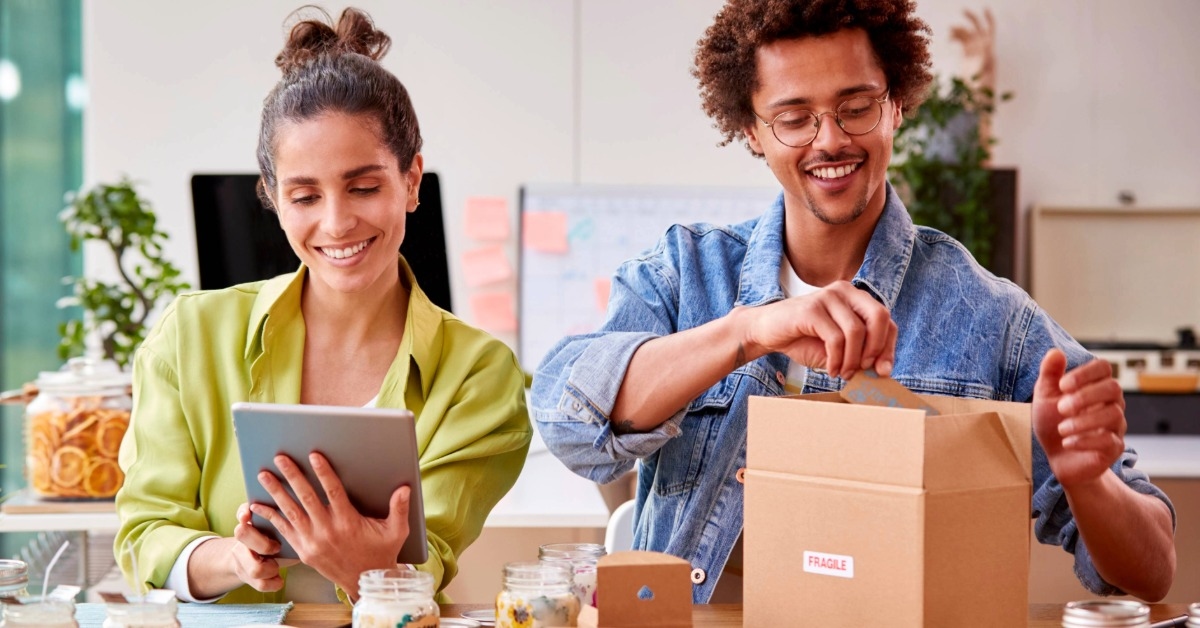 Dois empreendedores produzindo marketing de conteúdo para suas empresas