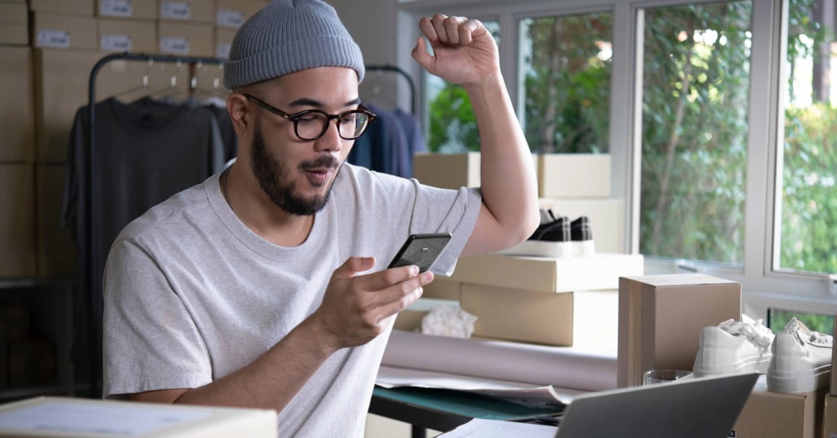 Homem comemorando venda simbolizando como vender pelo Instagram