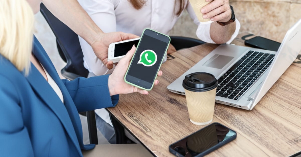 Mulher demonstrando em mesa de reunião o que é whatsapp business