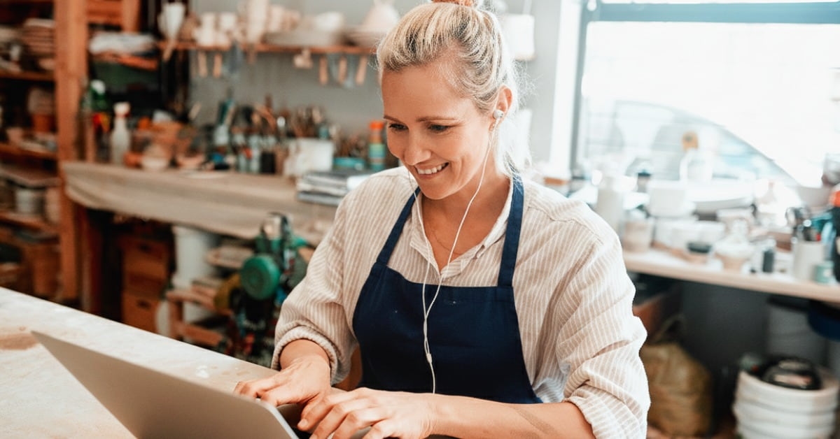Mulher empreendedora fazendo imposto de renda para MEI no computador