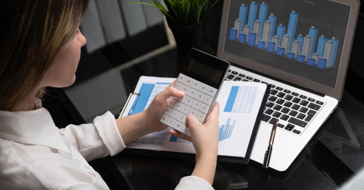 Mulher estudando sobre o que é capital de giro para a sua empresa