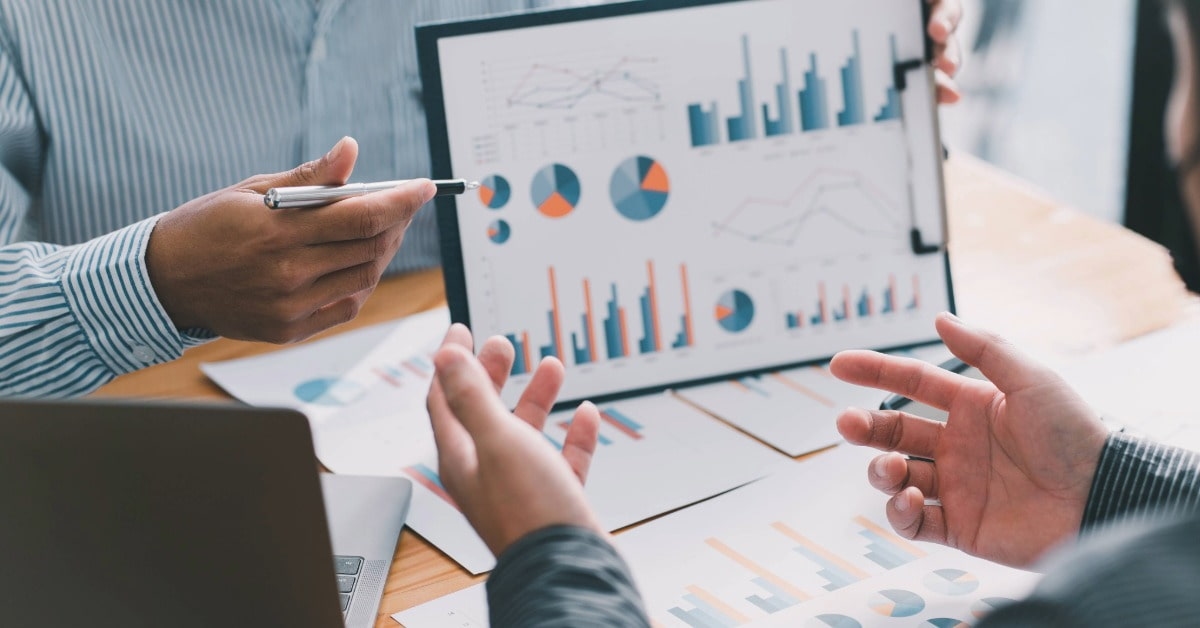 Métricas para e-commerce sendo analisadas por duas pessoas