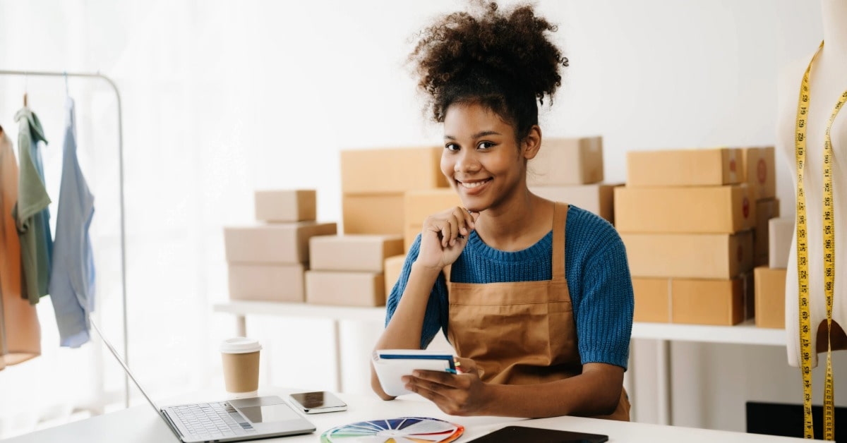 Mulher empreendedora representando como vender na amazon