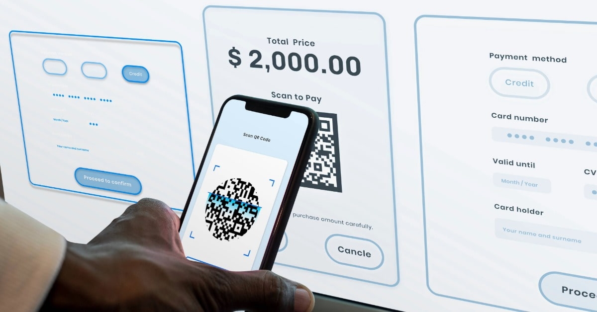 Cliente paga QR code em loja virtual representando gateway de pagamento