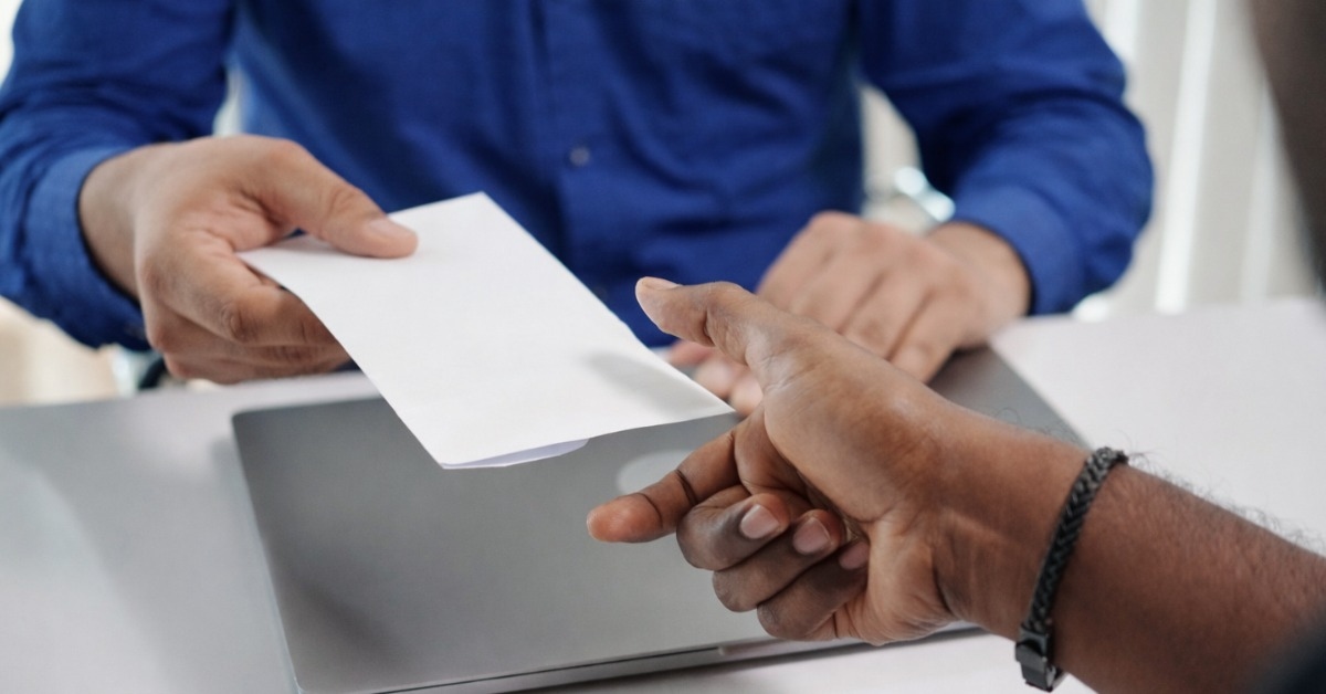 Profissional entrega documento durante processo de RPA