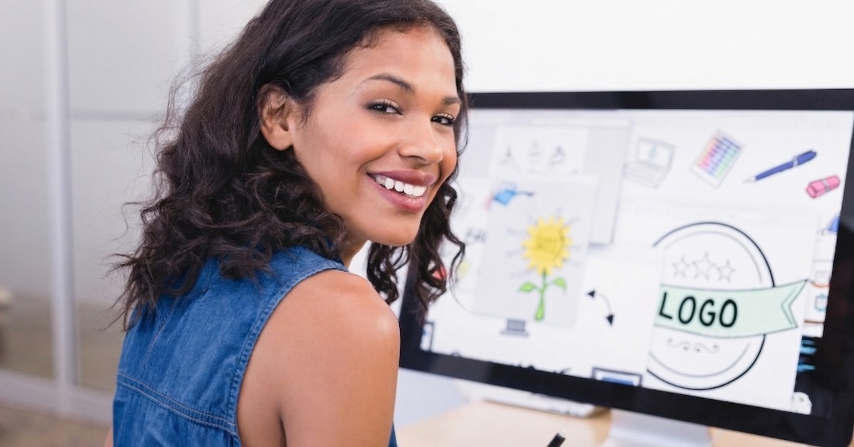 Mulher aprendendo no computador como criar logo