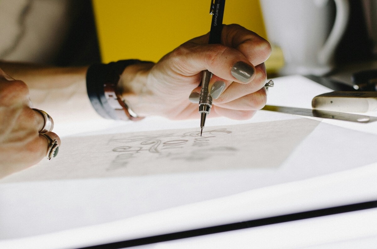 Mão desenhando um esboço de logotipo
