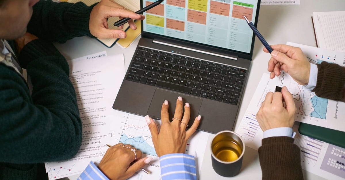 Equipe faz gestão de tarefas de um projeto