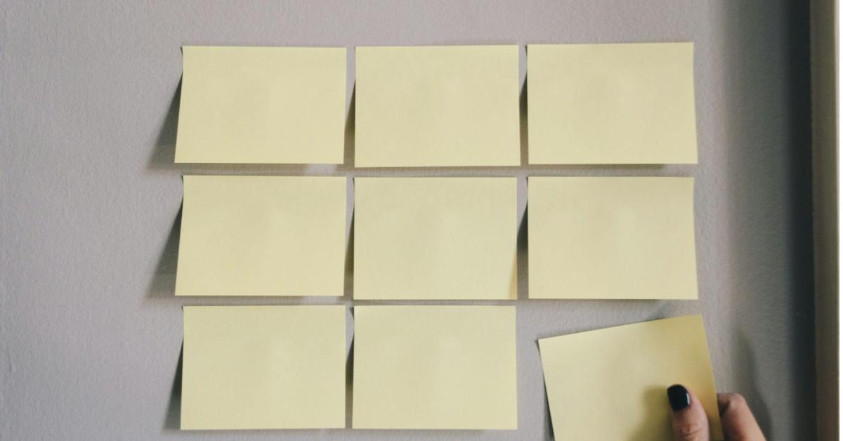 Quadro com post-its amarelos