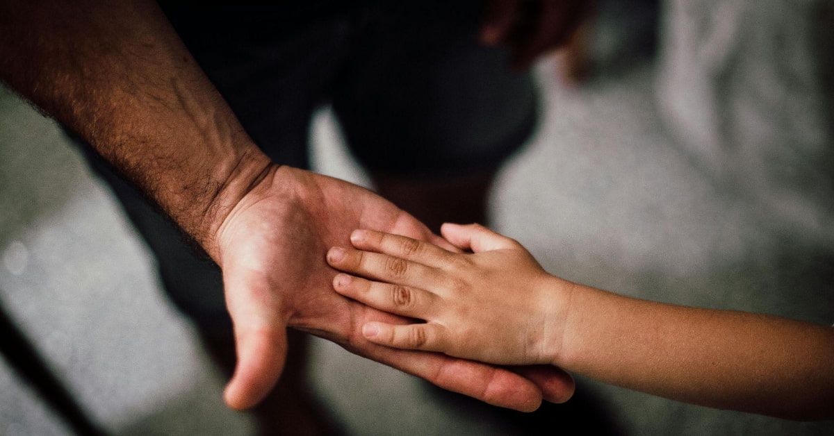Mãos de pai e filho para exemplificar campanha dia dos pais