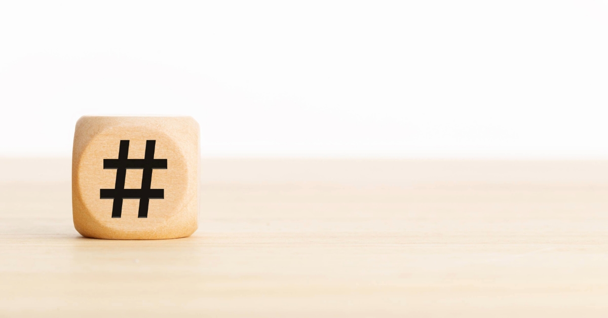 Bloco de madeira com símbolo de hashtag (#), representando o uso de hashtags para Instagram
