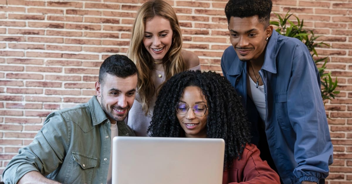 Grupo de jovens em frente a um computador descobrindo o que é chatgpt