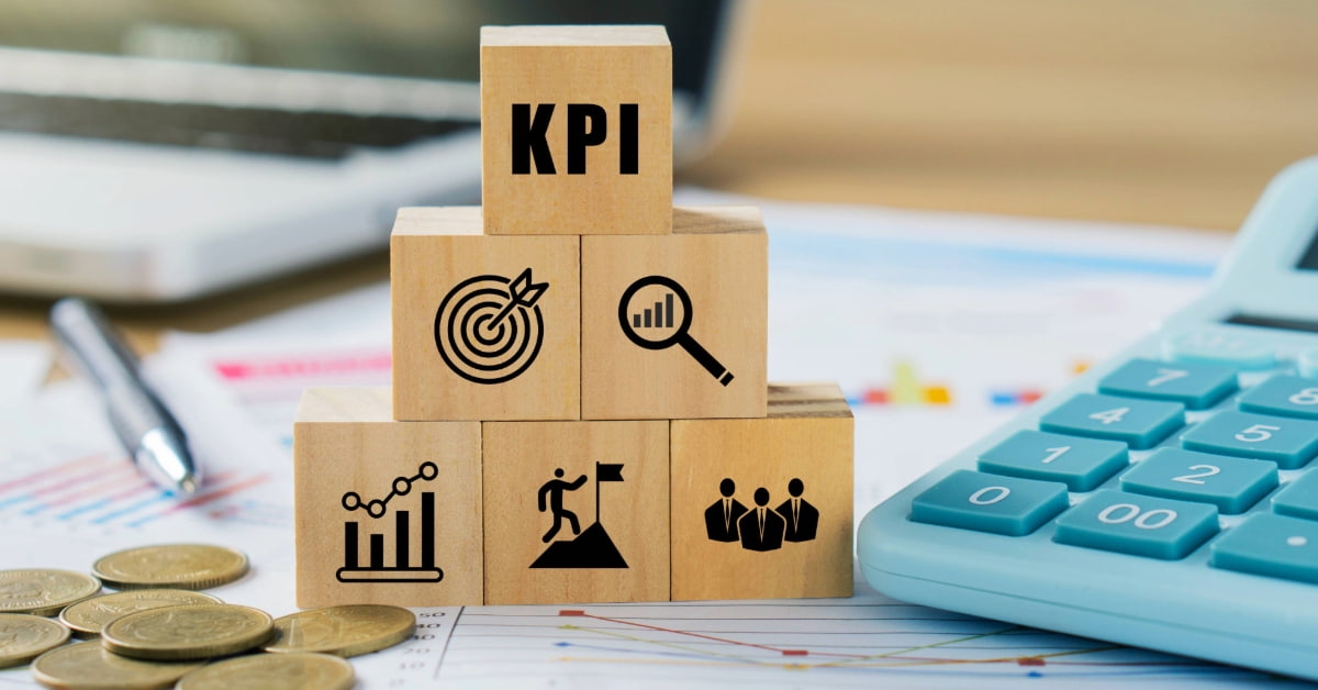 Peças de madeira empilhadas com ícones que simulam KPIs para ecommerce