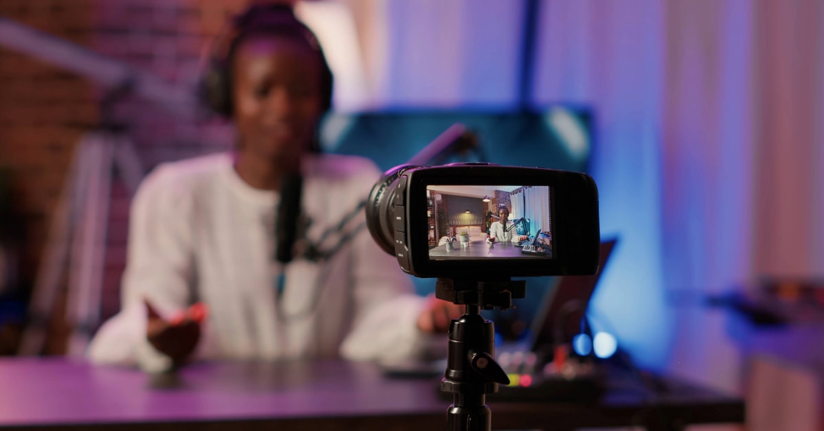 Mulher gravando vídeo com câmera voltada para ela representando a profissão de influenciador digital