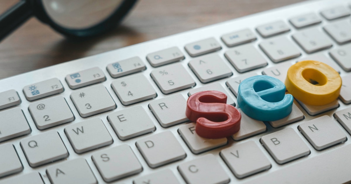 Letras do alfabeto formando a palavra seo em um teclado de computador representando seo para e-commerce.