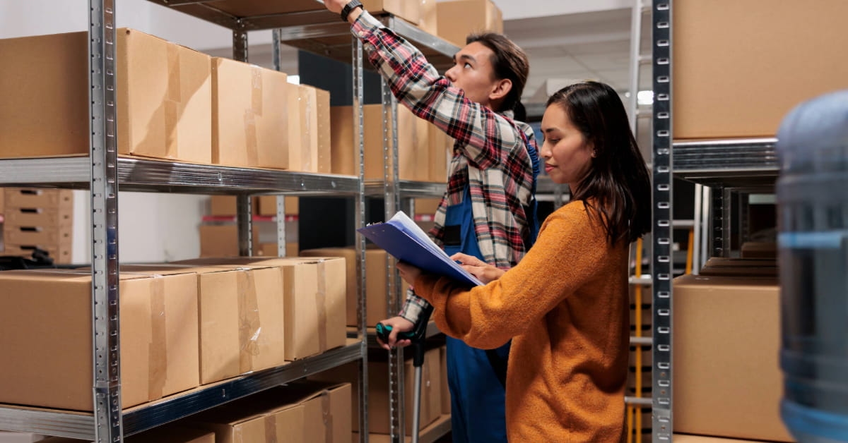 Homem e mulher analisando tipos de estoque e fazendo inventário