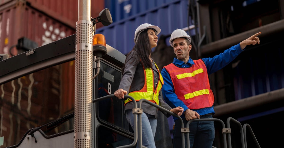 Operadores logísticos trabalhando e representando a logística 4.0