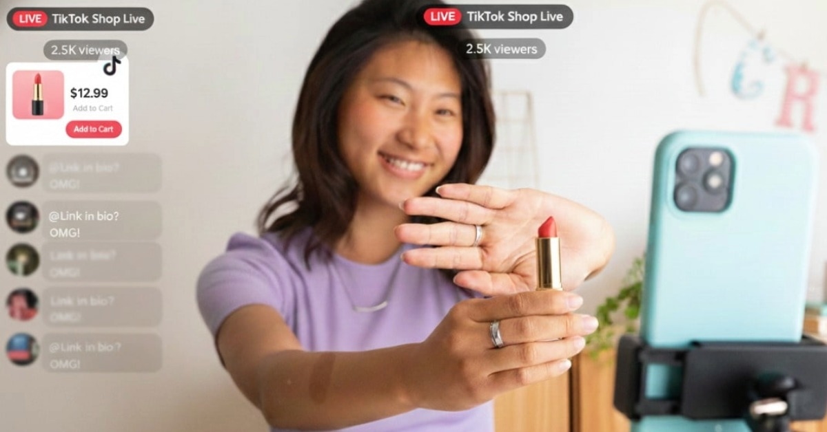 Mulher exibindo batom para venda na live do TikTok Shop representando como vender no TikTok Shop