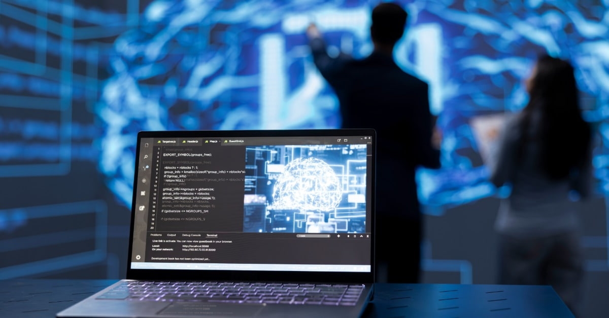 Homem e mulher utilizam inteligência artificial site em um notebook e painel