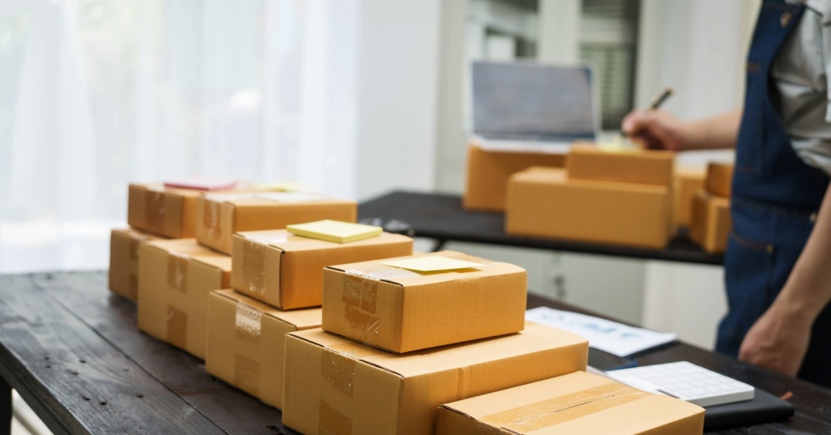 Homem embala compras internacionais tributadas pelo programa Remessa Conforme