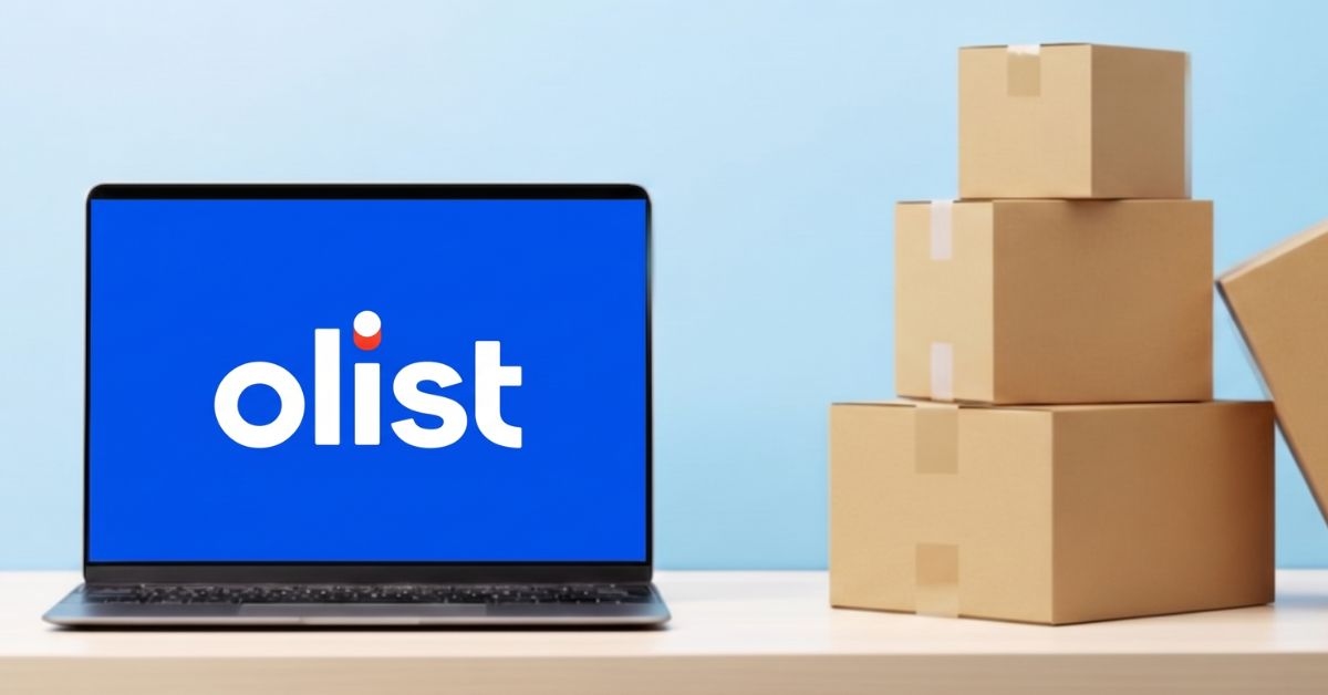 Mesa de trabalho com notebook aberto representando o que é Olist e caixas de envio ao lado