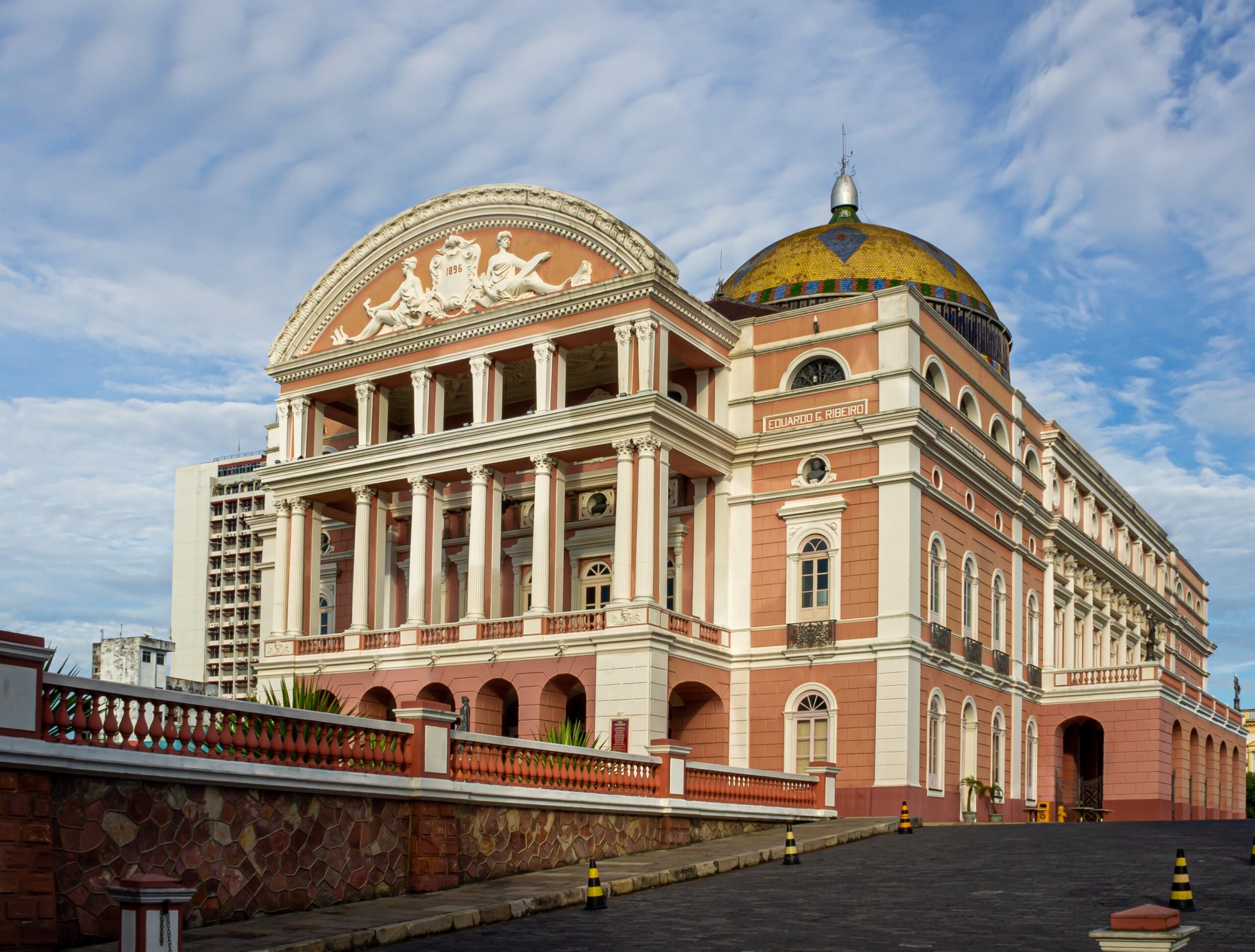 Foto frontal do teatro de Manaus