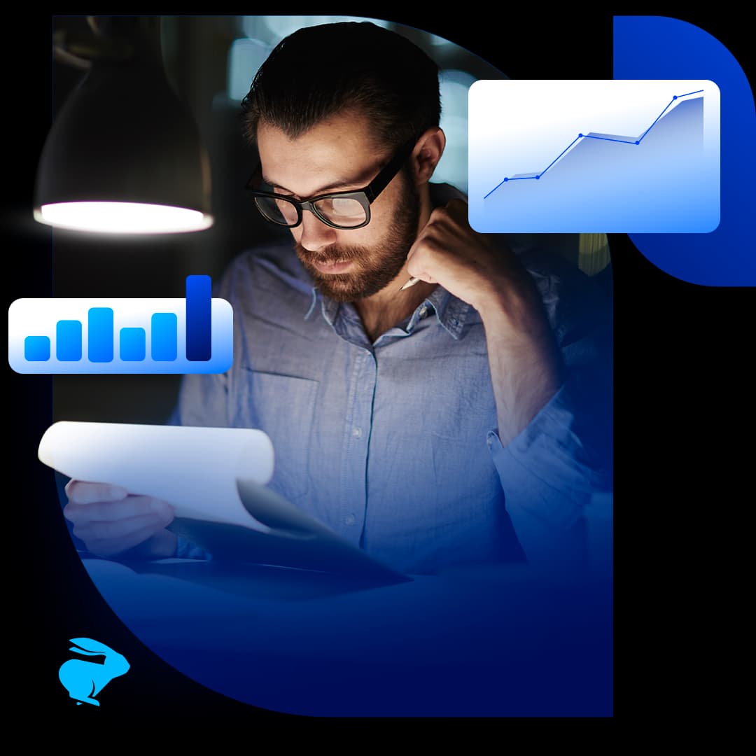 Homem analisando orçamento após usar a planilha de orçamento da Loggi