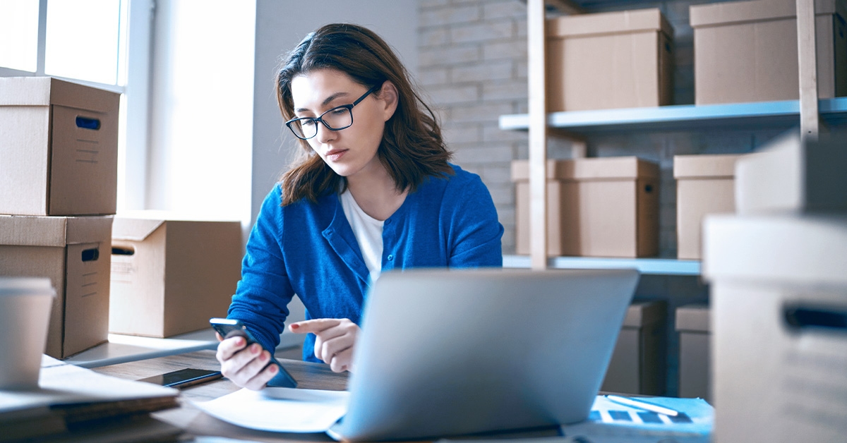 Mulher em seu escritório estudando sobre gestão logística