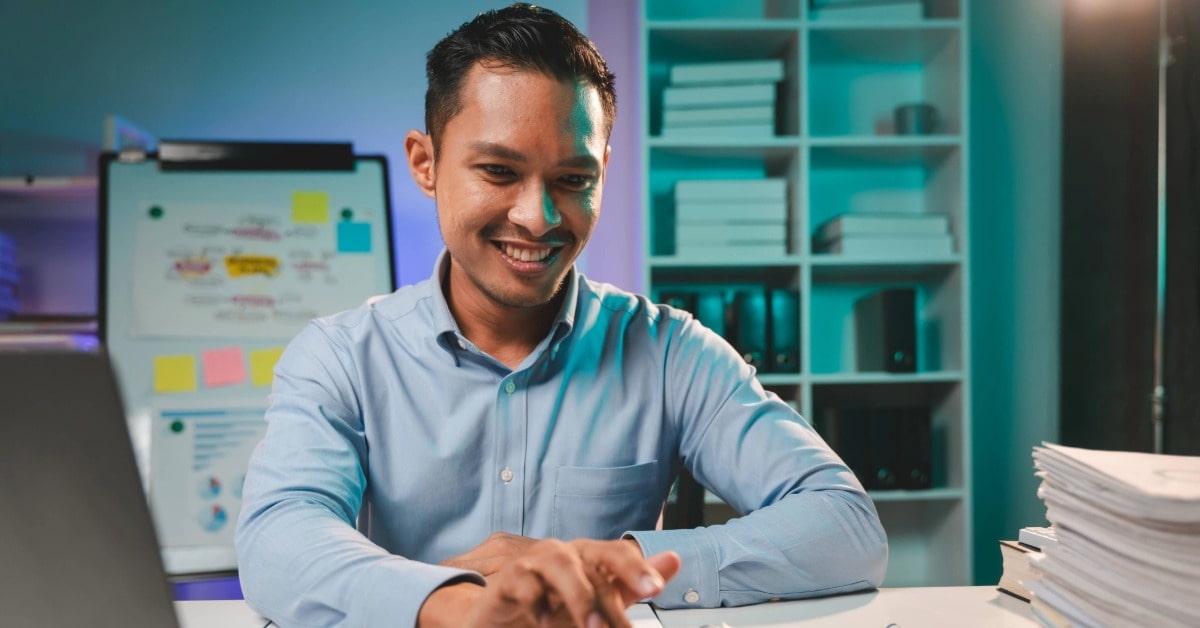 Empreendedor fazendo cálculos em cenário de escritório representando a gestão financeira para pequenas empresas