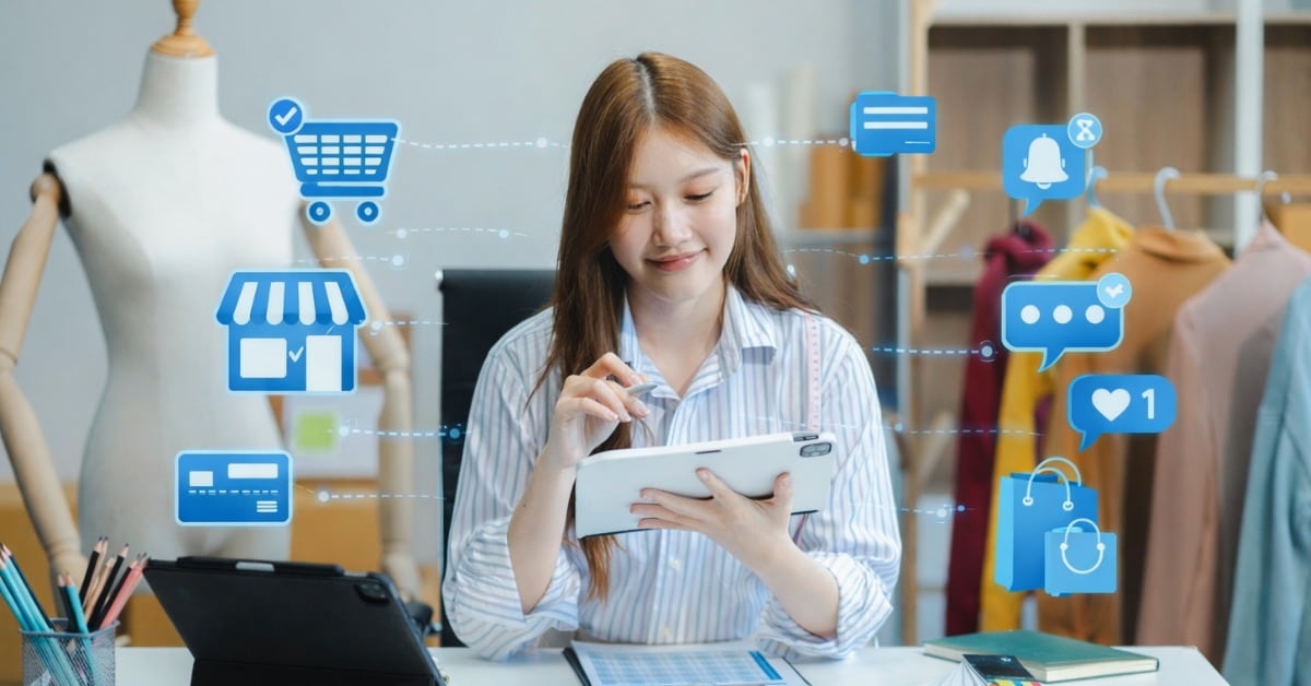 Mulher empreendedora usando tablet para gerenciar loja virtual de moda, com ícones digitais de e-commerce em tons de azul, ilustrando como montar uma loja virtual do zero.