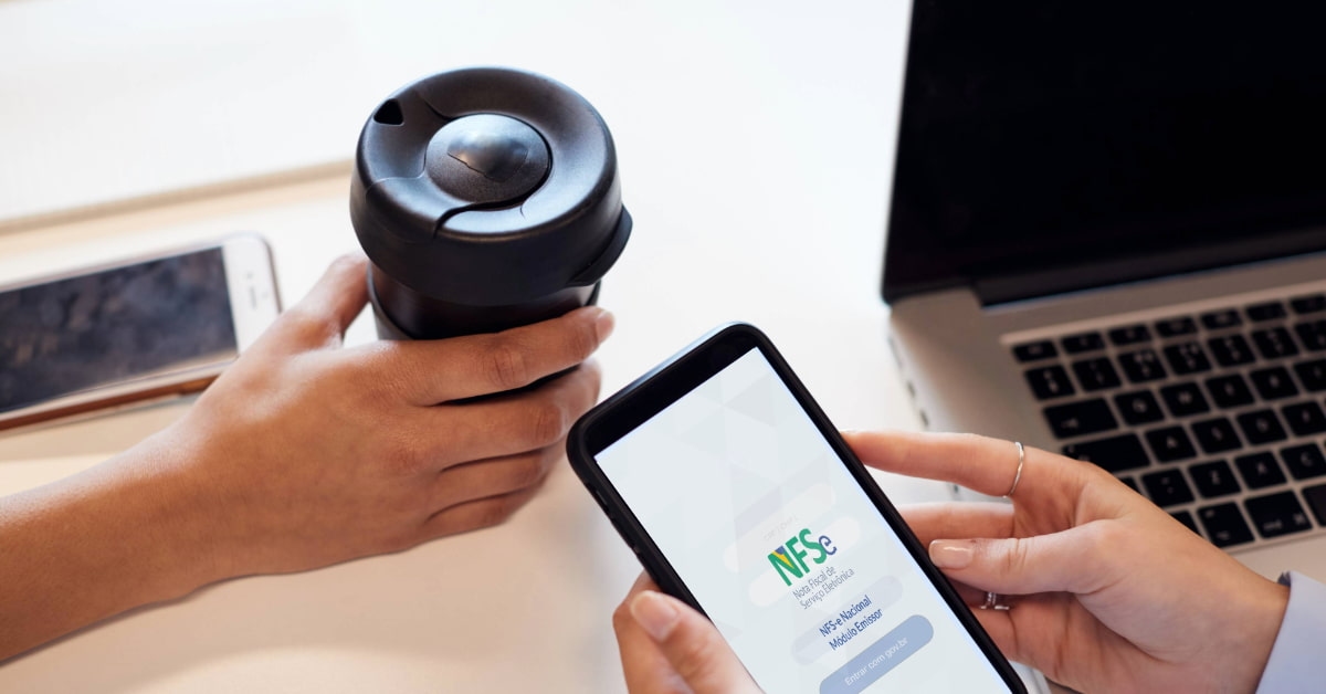 Mãos usando um smartphone e colocando em prática como emitir nota fiscal mei pelo celular
