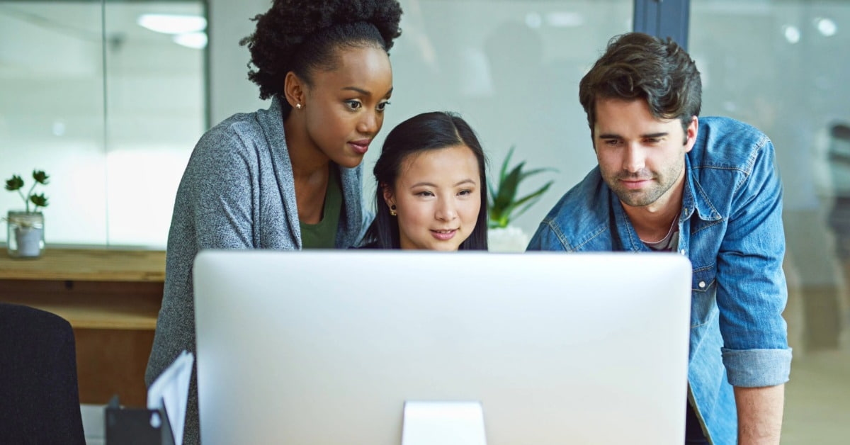 3 jovens olham para o computador enquanto aprendem como abrir um mei