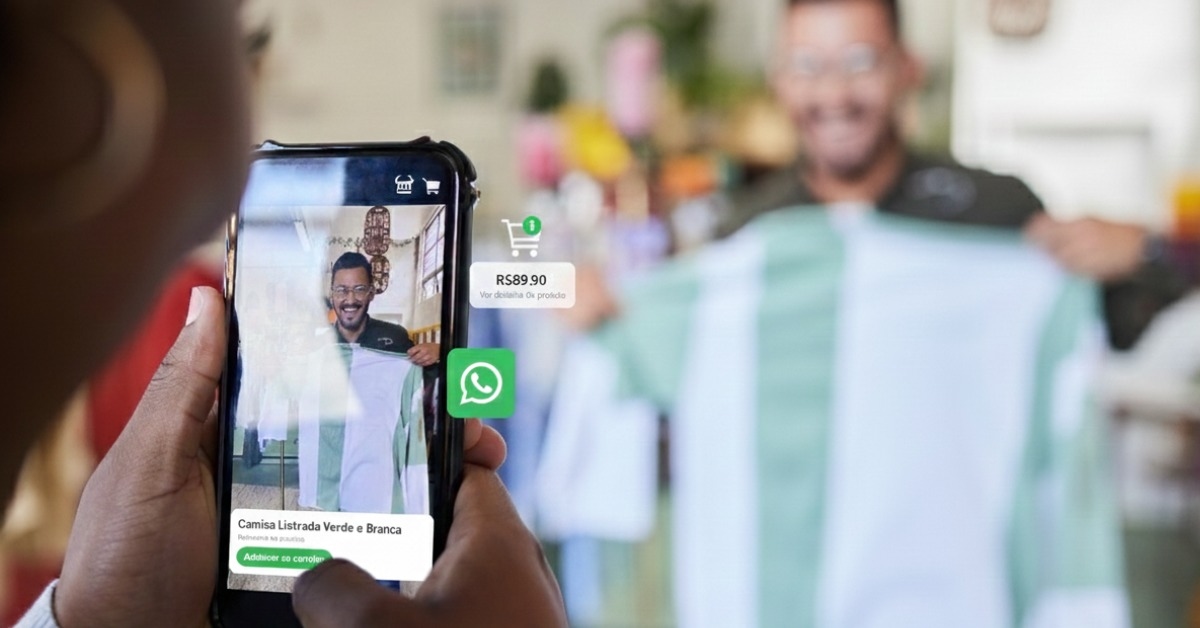 Homem posa para foto exibindo camisa para venda representando como fazer catálogo no whatsapp