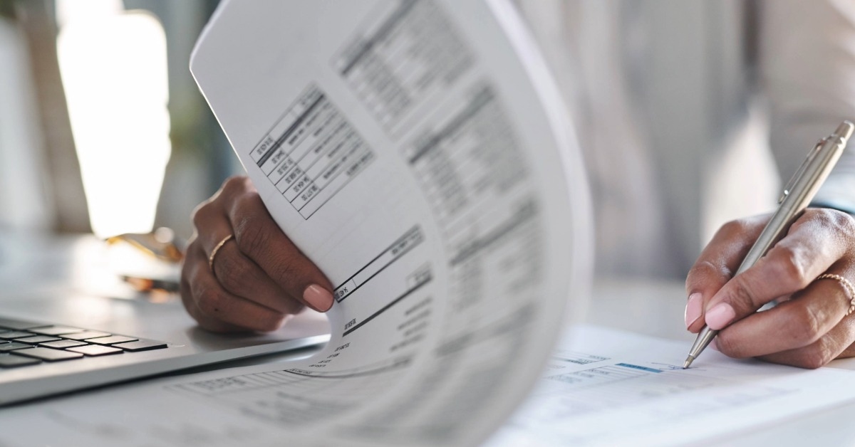 Mulher preenchendo papéis da empresa representando o que é simei