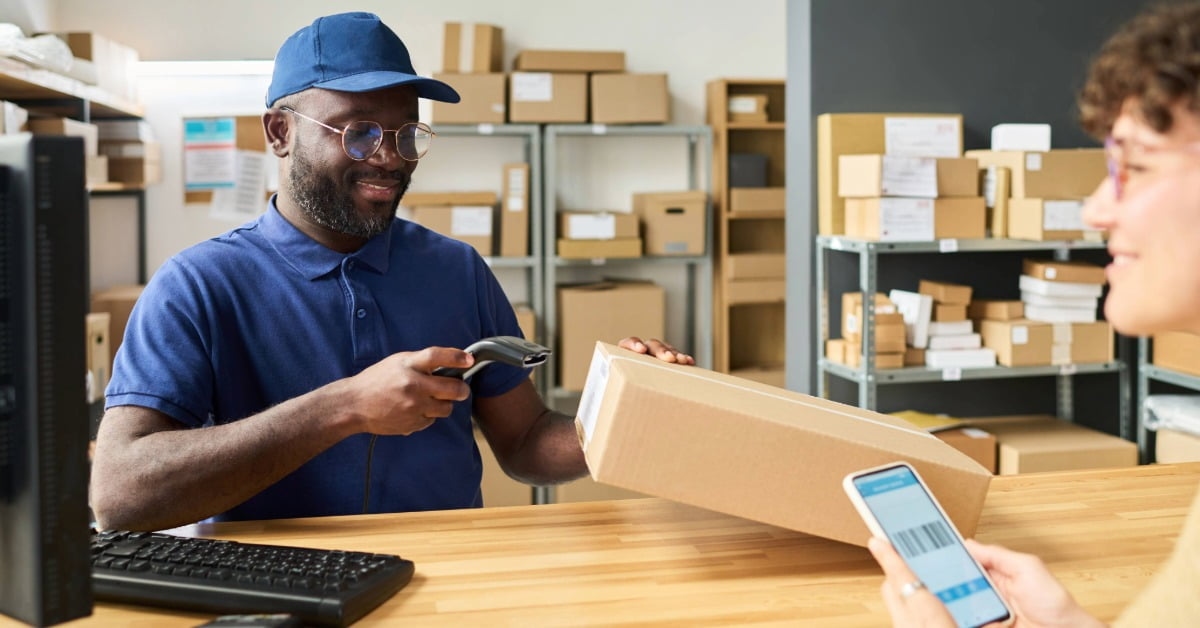 Homem retira encomenda com restrição de entrega Correios em agência