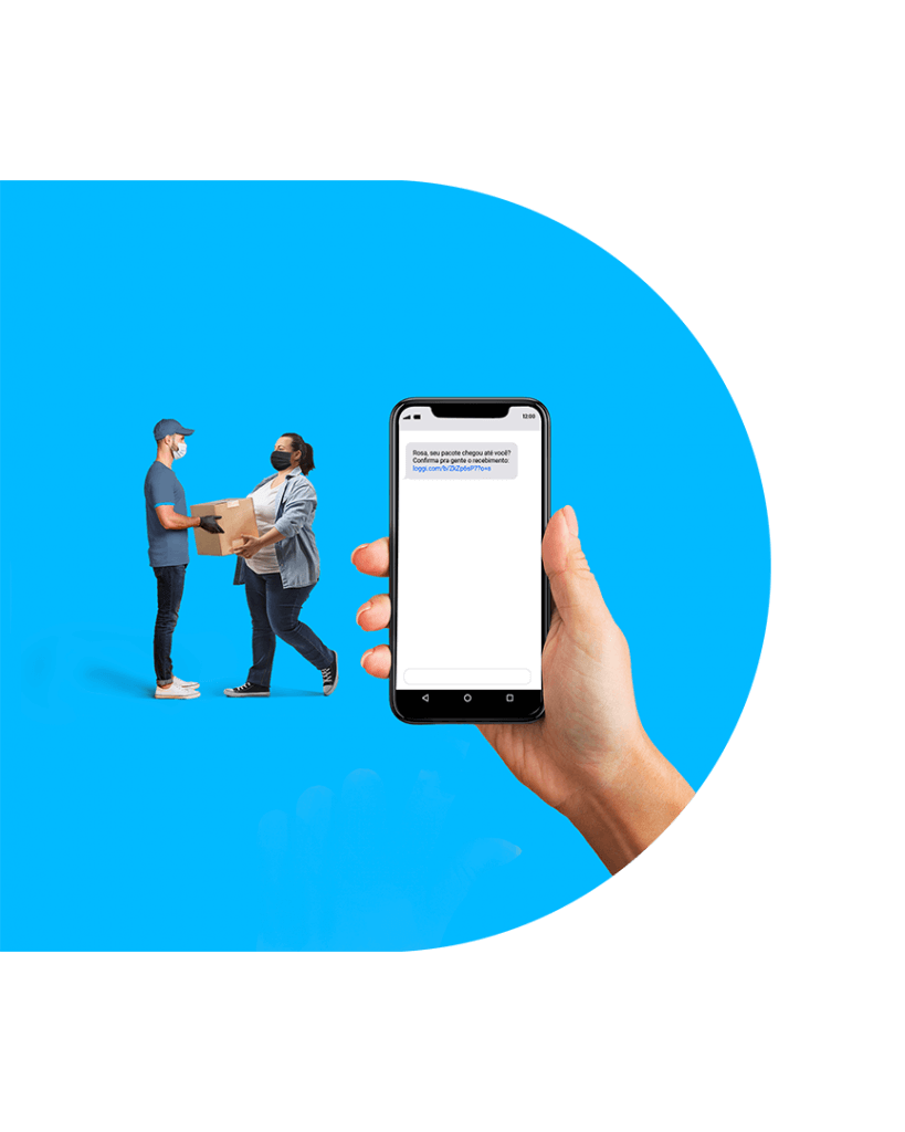 Mão com celular mostrando um SMS da Loggi. Ao fundo, um entregador parceiro entregando uma caixa para uma mulher.